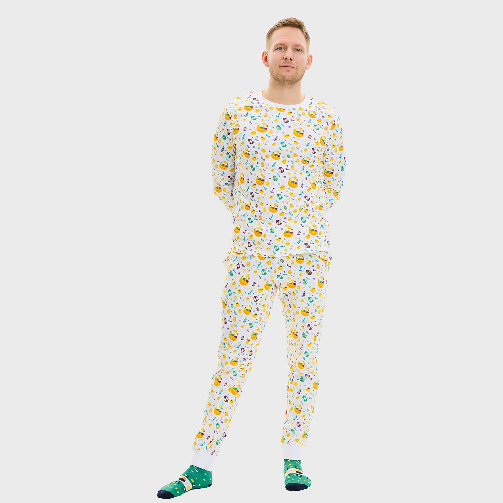 Tre menn i påskepyjamas.